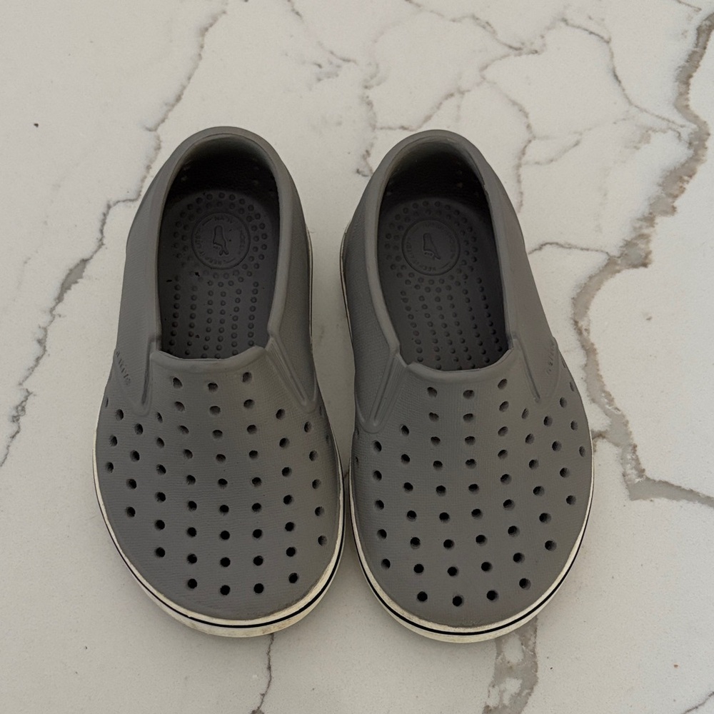 Little kids Native shoes. Grey, size 6